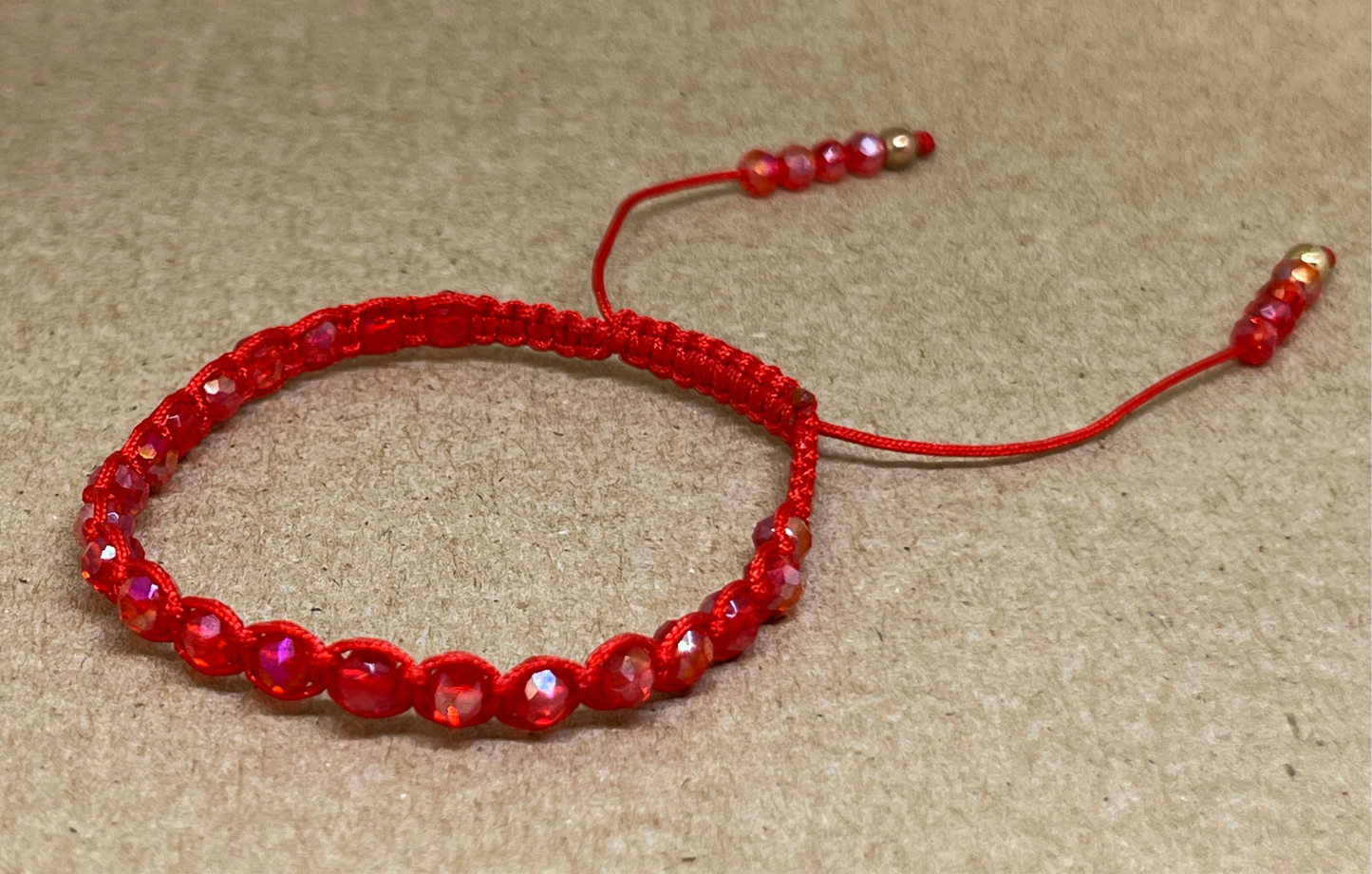 Bracelet rouge.
