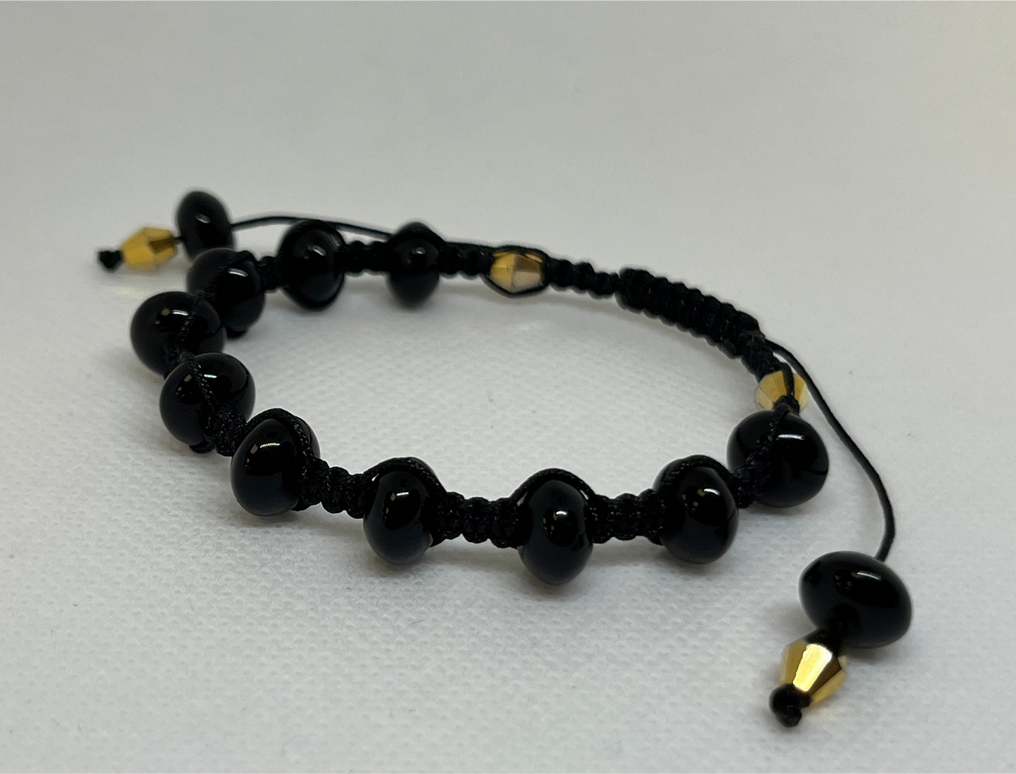 Bracelet noir.