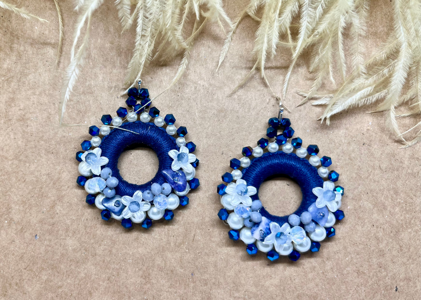Boucles d’oreilles bleu profond.