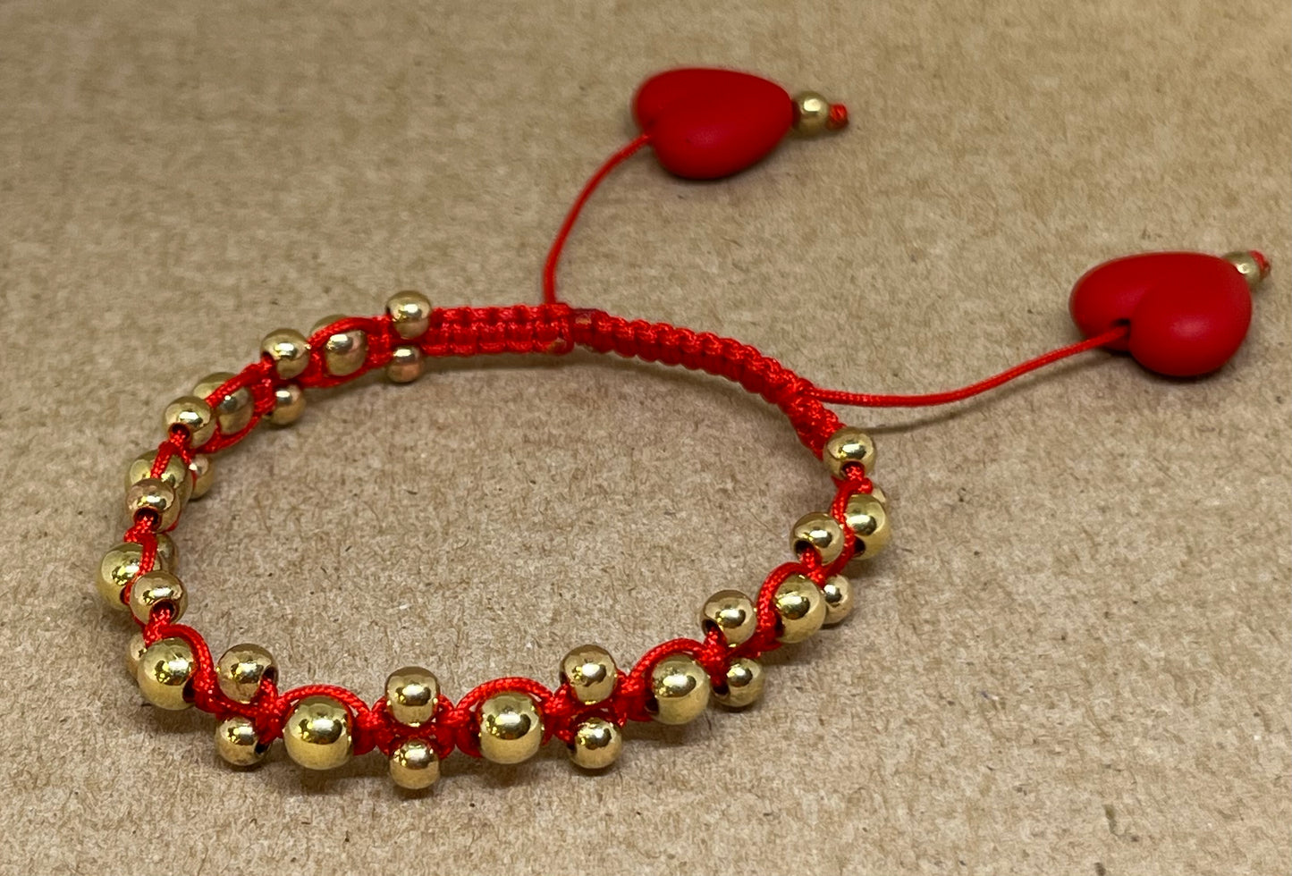 Bracelet rouge.