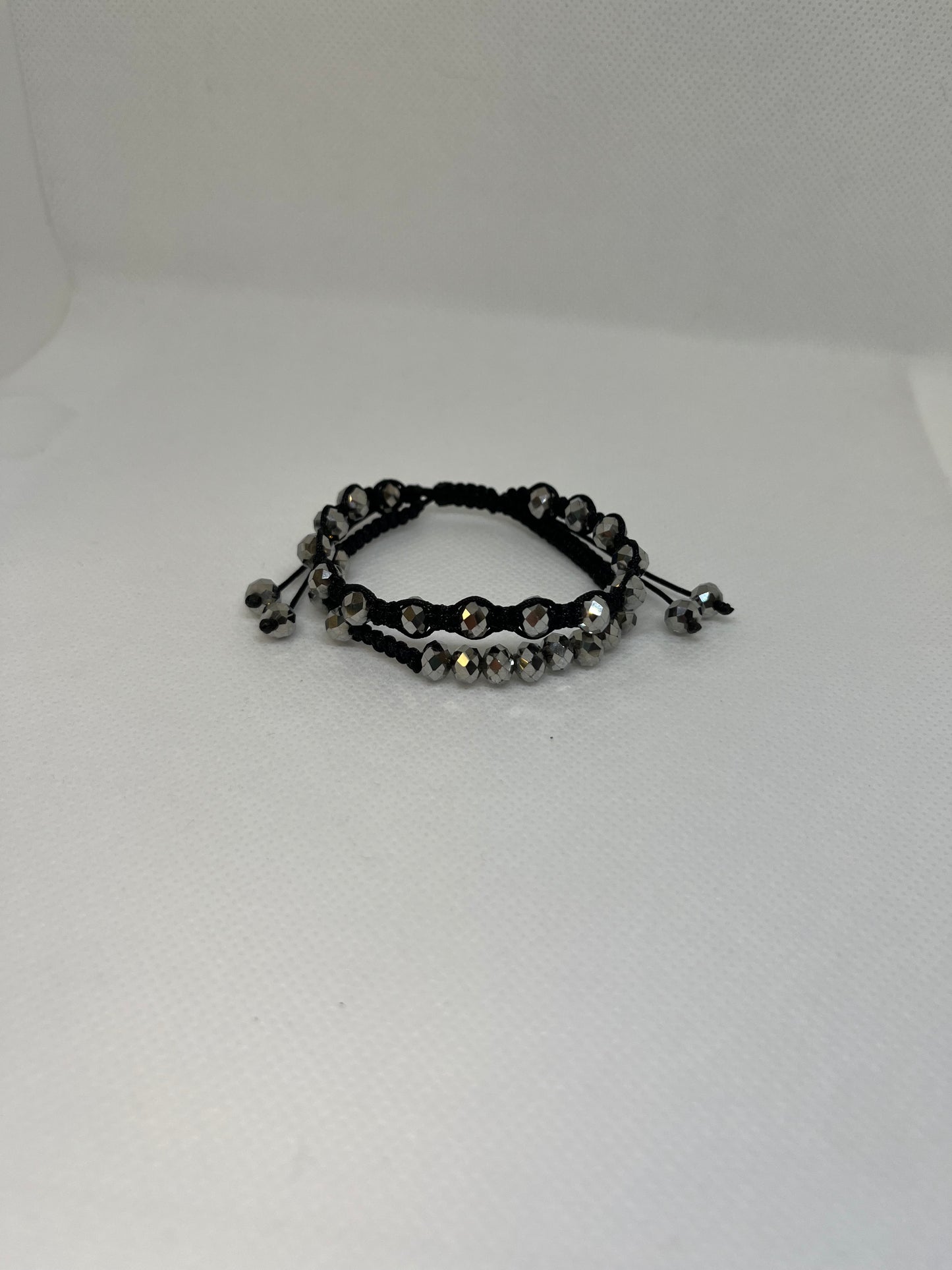 Bracelet noir élégant.