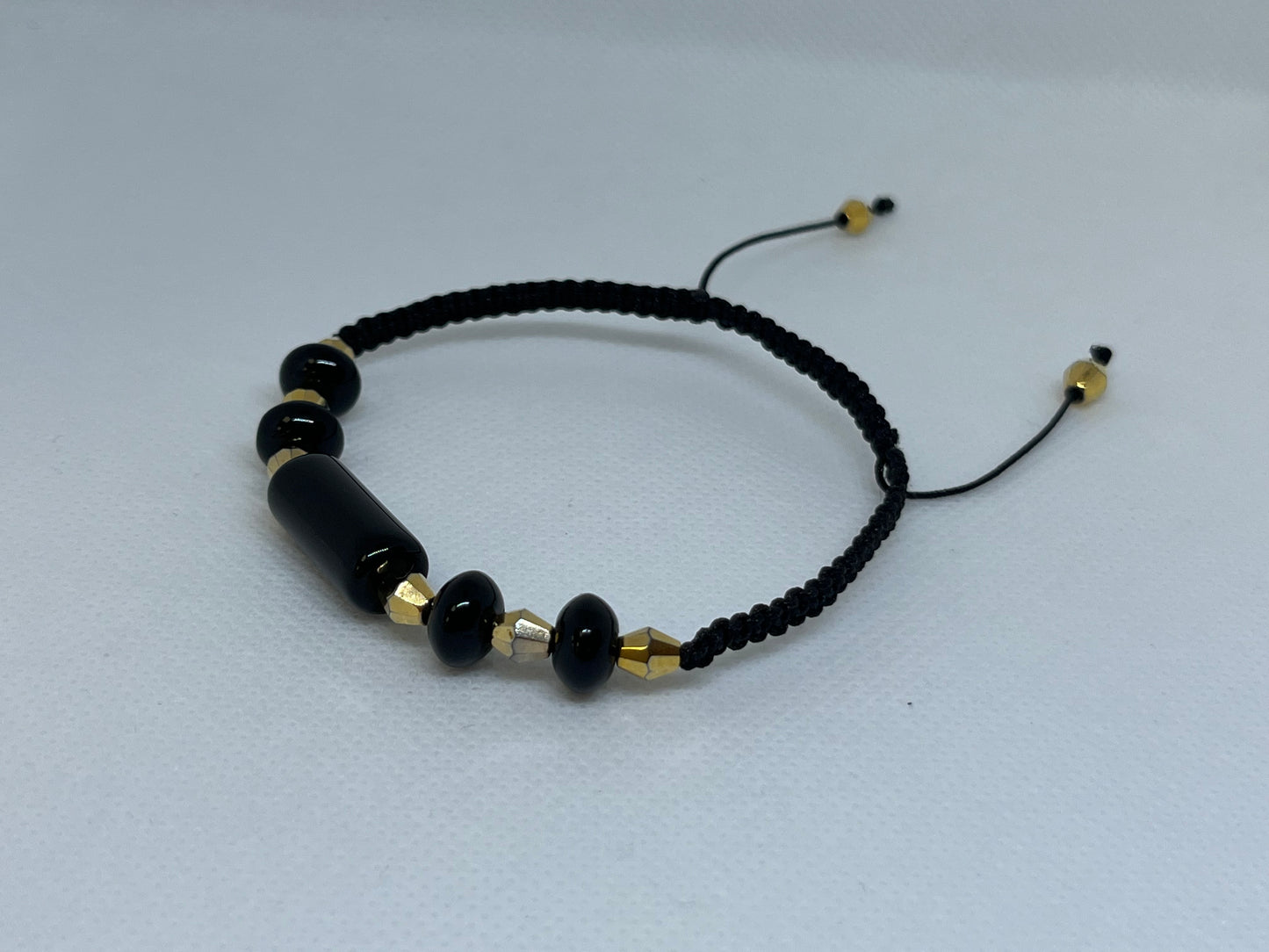 Bracelet noir pour homme.