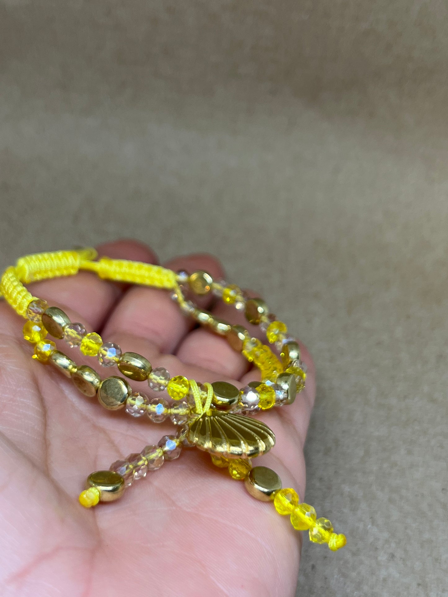 Bracelet jaune tressé..