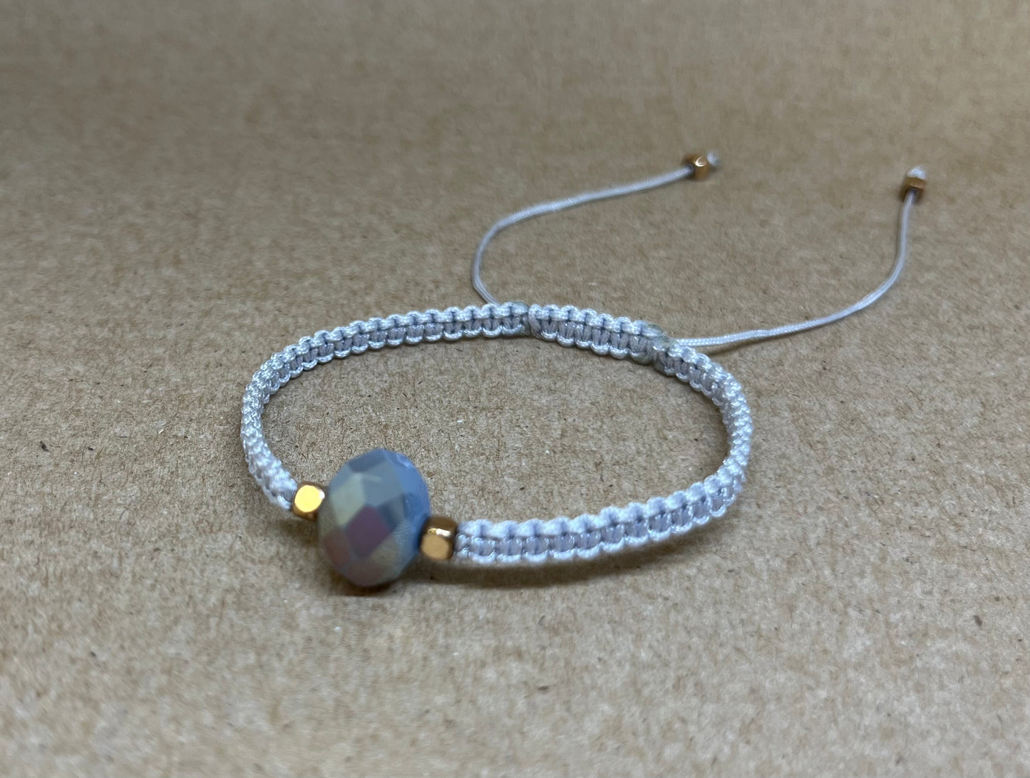 Bracelet tressé.
