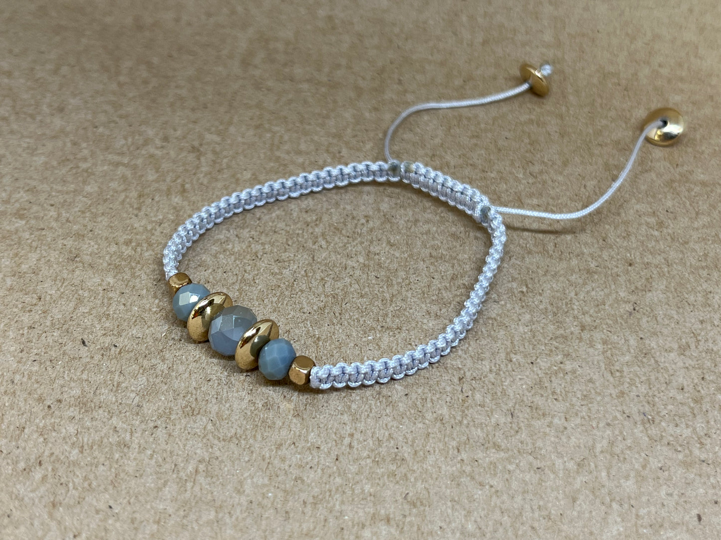 Bracelet tressé.
